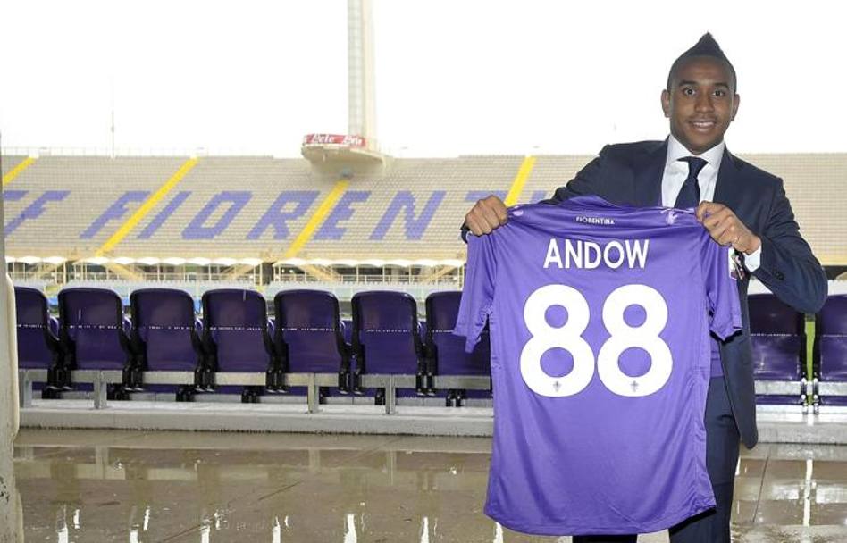 Il nuovo acquisto della Fiorentina Anderson, ex manchester United, sorride con la sua nuova maglia viola. Sullo sfondo, il Franchi. Ansa